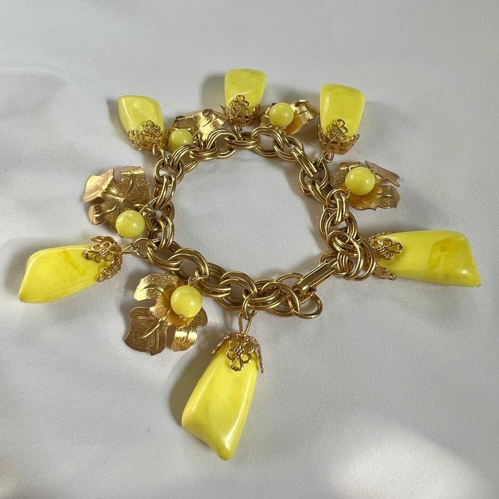 Vintage Gold Tone Summer Yellow Lucite Charm Costume Fashion Estate Bracelet